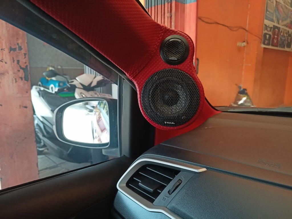 Custom pod pilar merah dengan tweeter dan midrange Focal — instalasi audio Honda di Evolution Audioworks Banjarmasin