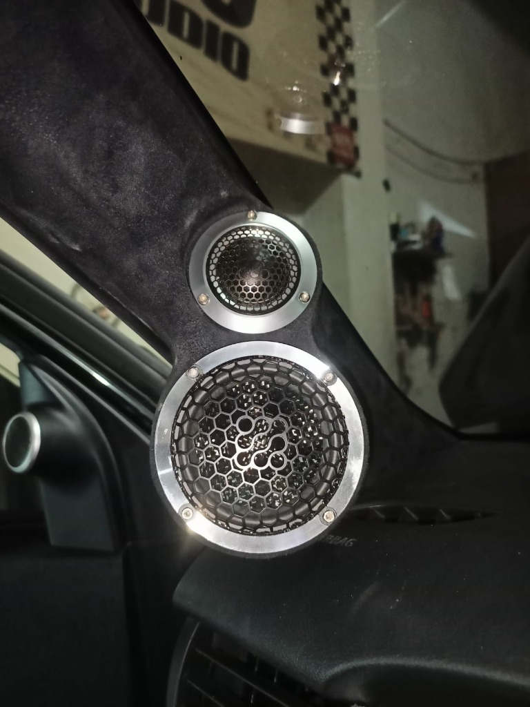 Custom pod pilar tweeter dan midrange di material suede hitam — instalasi audio mobil premium Evolution Audioworks Banjarmasin