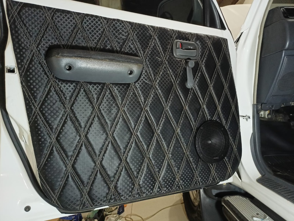 Door panel custom diamond stitch kulit hitam dengan speaker Focal — instalasi audio interior mobil Kalimantan Selatan
