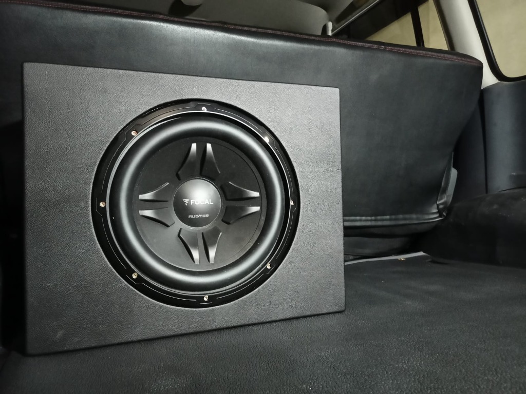 Focal Auditor subwoofer di custom box kulit sintetis hitam di bagasi mobil — instalasi subwoofer premium Evolution Audioworks Banjarmasin