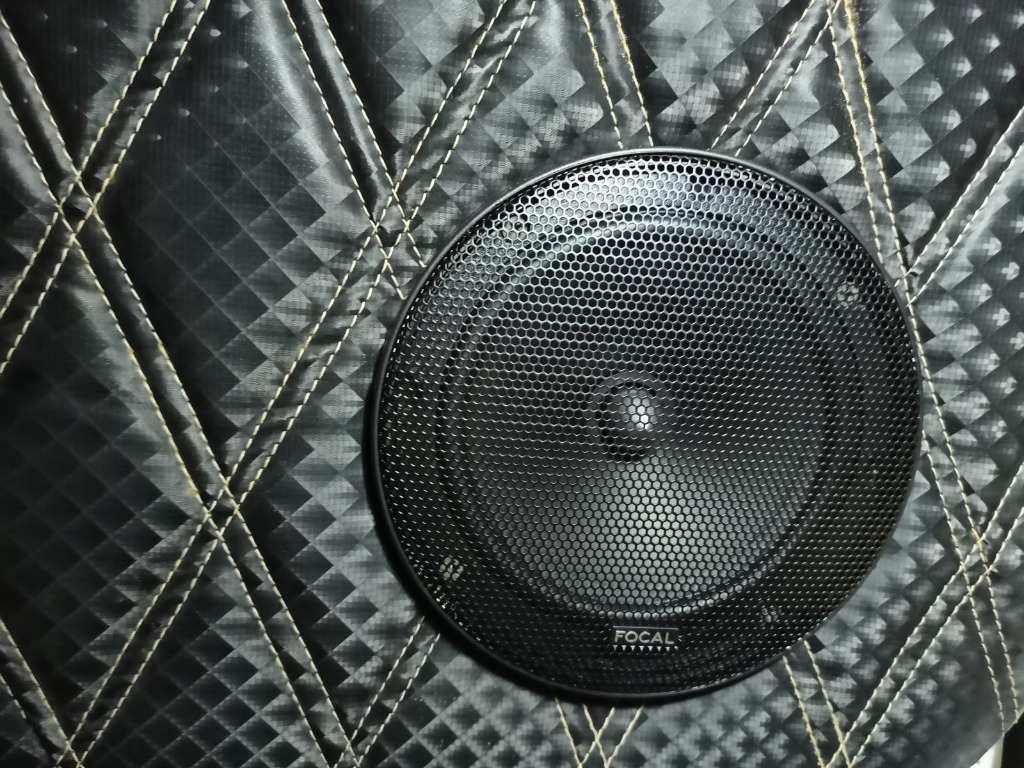Speaker Focal terpasang di panel kulit diamond stitch — instalasi speaker premium Banjarmasin oleh Evolution Audioworks